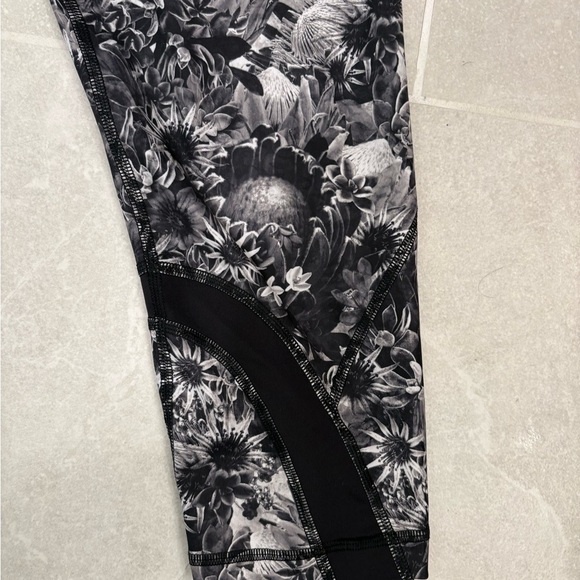 Lululemon Run Inspire Crop II in Flowabunga Black Angel Wing Size 10 - Picture 5 of 12